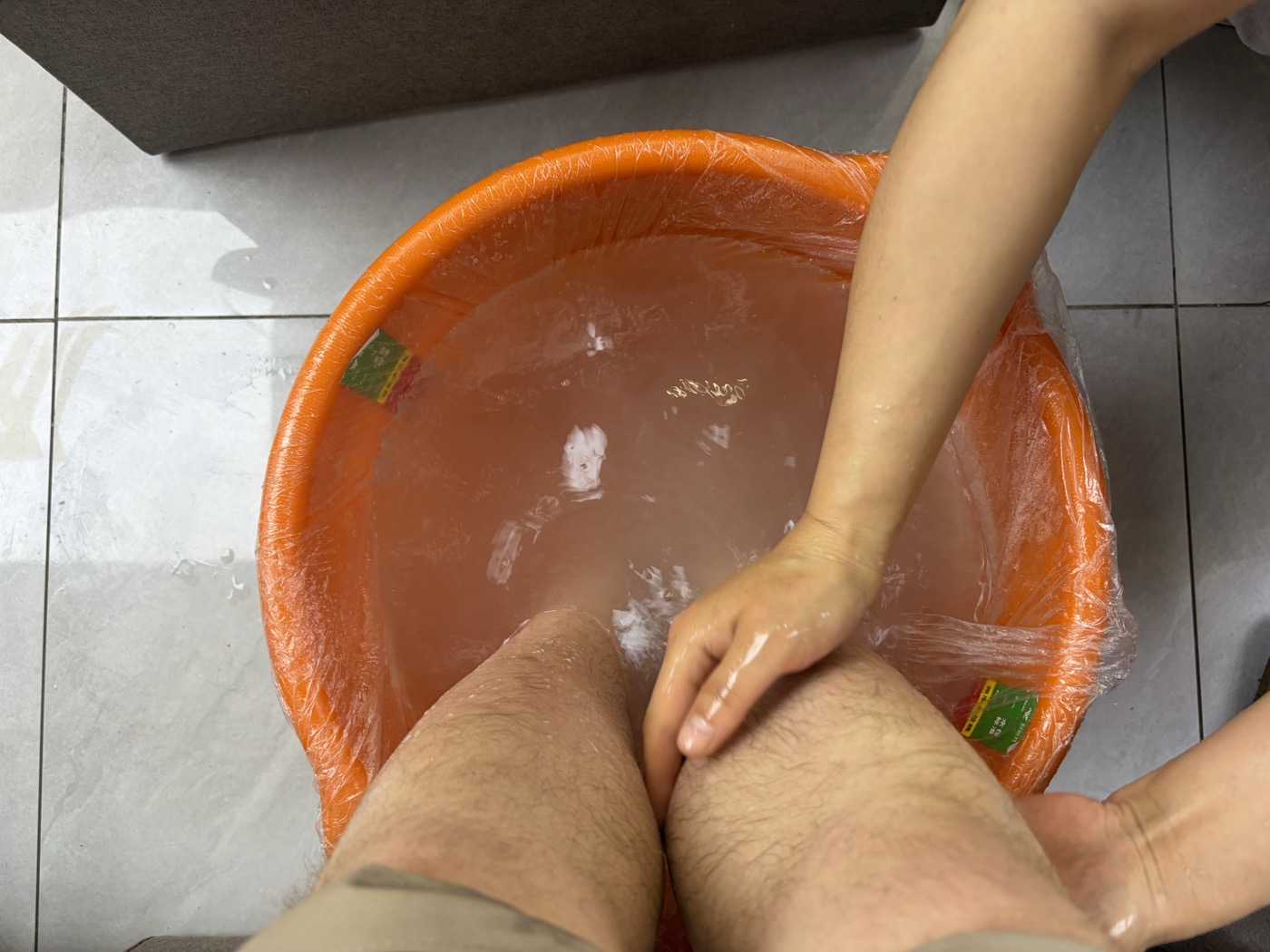 Foot soak in wooden barrel at Zheng Yuan Yuan